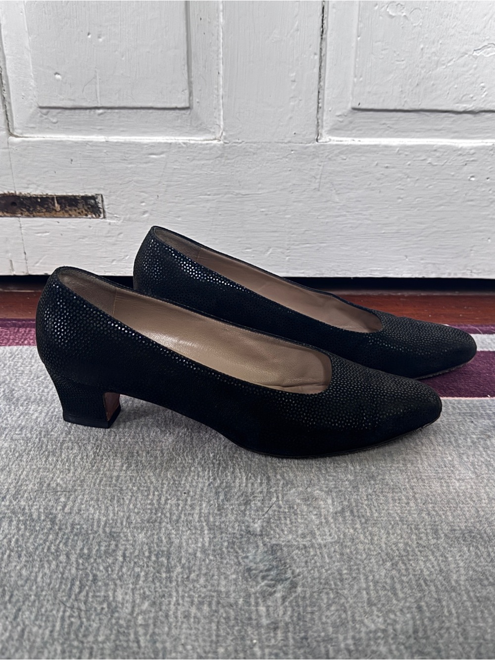 Vintage Salvatore Ferragamo Black Stingray Embossed Suede Kitten Heel Pump 9B